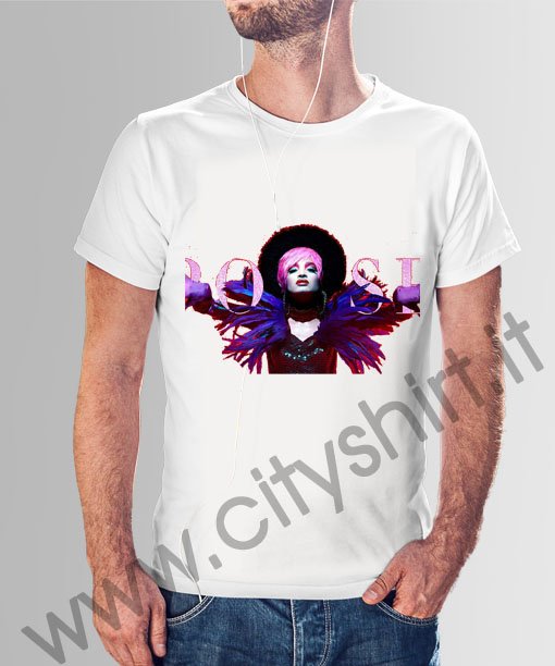 La T-shirt Pose 8