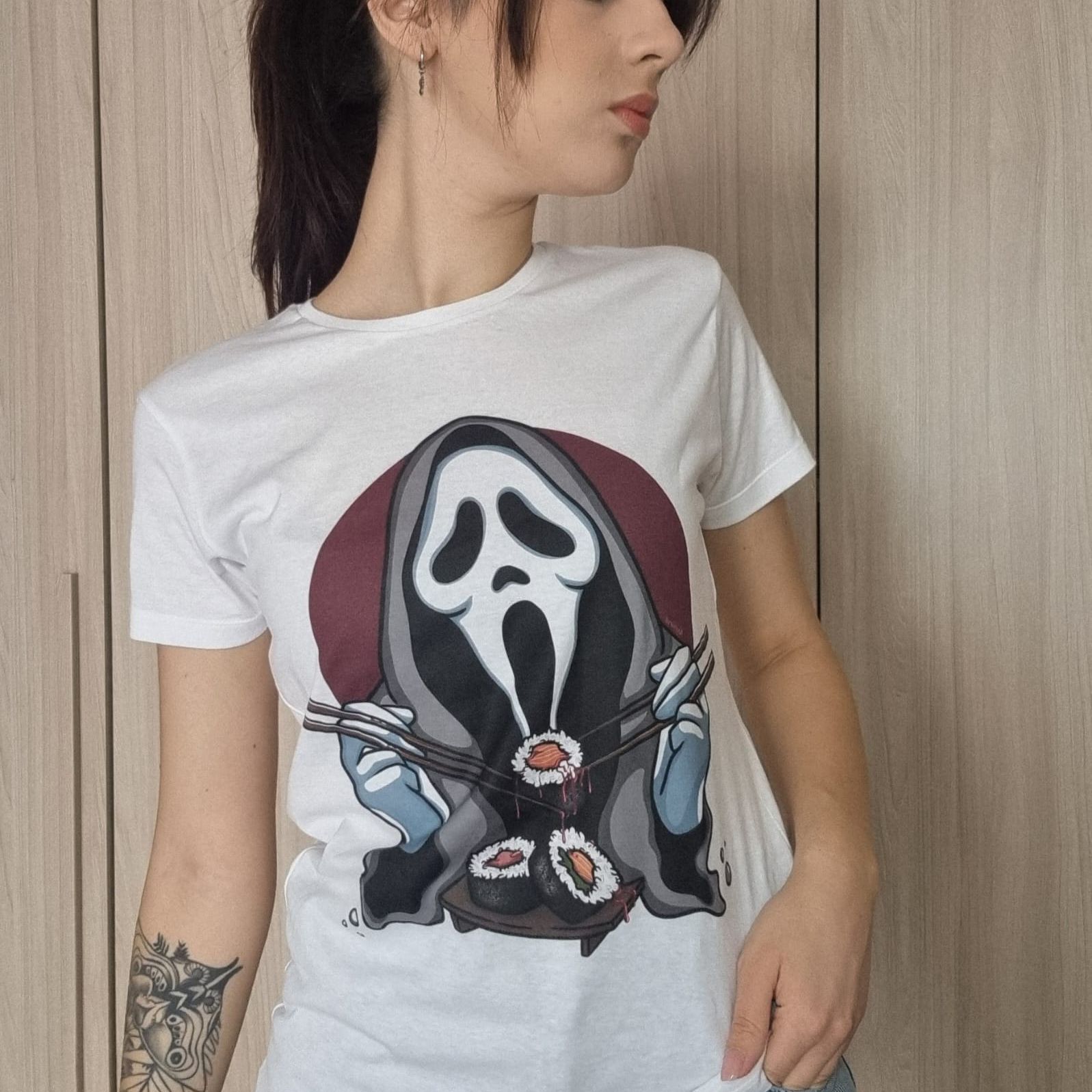 Maglia Ghostface e sushi disegnata da Neythiriis