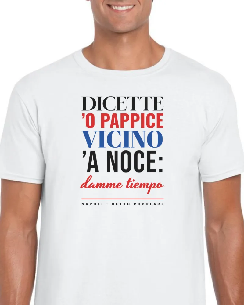 T-Shirt "Dicette 'o pappice vicino 'a noce: damme tiempo"
